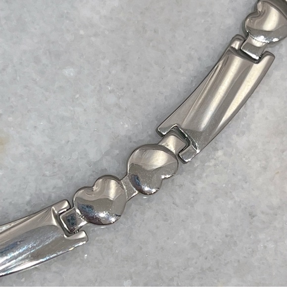 Hearts and Kisses Silver Necklace - Picture 4 of 10